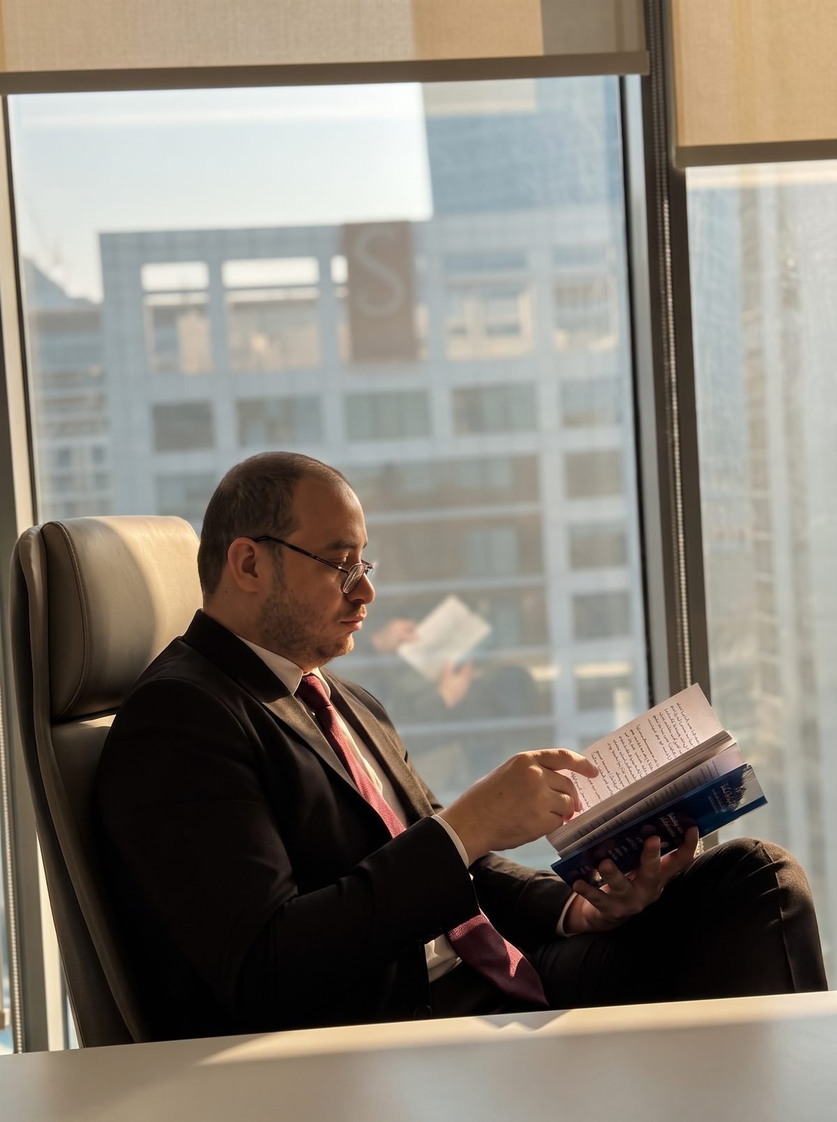 Faris Raian reviewing a book